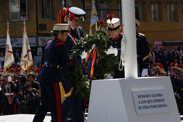 FOTOGRAFÍA. OVIEDO (REINO DE ESPAÑA), 25 DE MAYO DE 2024. Chubasco o tormenta. El rey Felipe Juan Pablo Alfonso de Todos los Santos de Borbón y Grecia (Felipe VI) y la reina Letizia Ortiz Rocasolano presidieron en Oviedo el acto central conmemorativo del "Día de las Fuerzas Armadas 2024", , que contó con la participación de militares de los tres Ejércitos del reino español y de la Guardia Civil. El día de antes, el rey pasará una revista aeronaval y presenciará una exposición dinámica de los medios de las Fuerzas Armadas y de la Guardia Civil. Lasvocesdelpueblo (Ñ Pueblo)