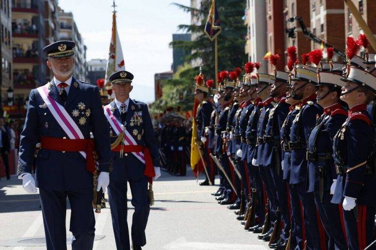 FOTOGRAFÍA. OVIEDO (REINO DE ESPAÑA), 25 DE MAYO DE 2024. Está sucediendo y no queremos verlo. El rey Felipe Juan Pablo Alfonso de Todos los Santos de Borbón y Grecia (Felipe VI) y la reina Letizia Ortiz Rocasolano presidieron en Oviedo el acto central conmemorativo del "Día de las Fuerzas Armadas 2024", , que contó con la participación de militares de los tres Ejércitos del reino español y de la Guardia Civil. El día de antes, el rey pasará una revista aeronaval y presenciará una exposición dinámica de los medios de las Fuerzas Armadas y de la Guardia Civil. Lasvocesdelpueblo (Ñ Pueblo)