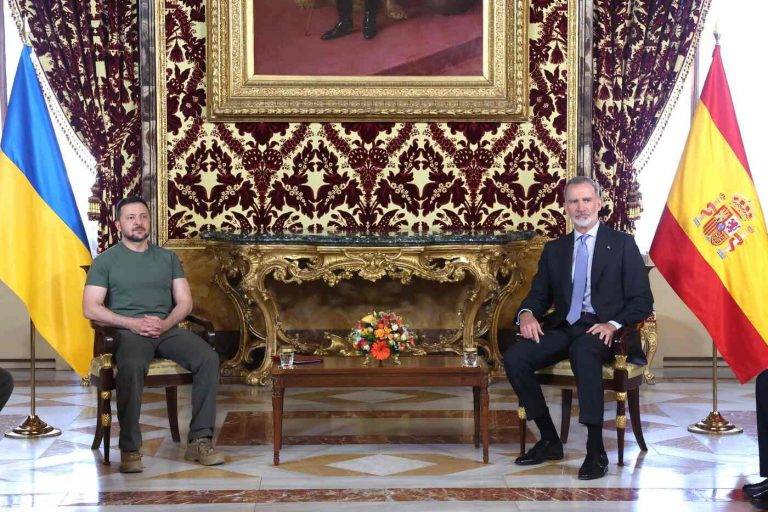 FOTOGRAFÍA. MADRID (REINO DE ESPAÑA), 27 DE MAYO DE 2024. El rey de España se reúne con Zelenski en Madrid. Su majestad Felipe VI de España mantuvo, en el Palacio Real de Madrid, un encuentro con el Presidente de Ucrania, Volodymyr Zelensky, que visita oficialmente España. Lasvocesdelpueblo (Ñ Pueblo)