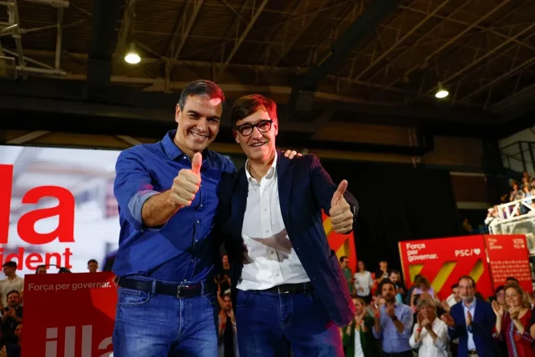 FOTOGRAFÍA. SANT BOI DE LLOBREGAT (BARCELONA) RENO DE ESPAÑA, 02 DE MAYO DE 2024.Cataluña paga sueldos indebidos a los ilegales ex MENA. Omnipresencia de Sánchez y Feijóo en la campaña catalana. El presidente del Gobierno, Pedro Sánchez, y el candidato del Partido Socialista Catalán, Salvador Illa (d), este jueves, en un acto de campaña del PSC en Sant Boi (Barcelona). Efe