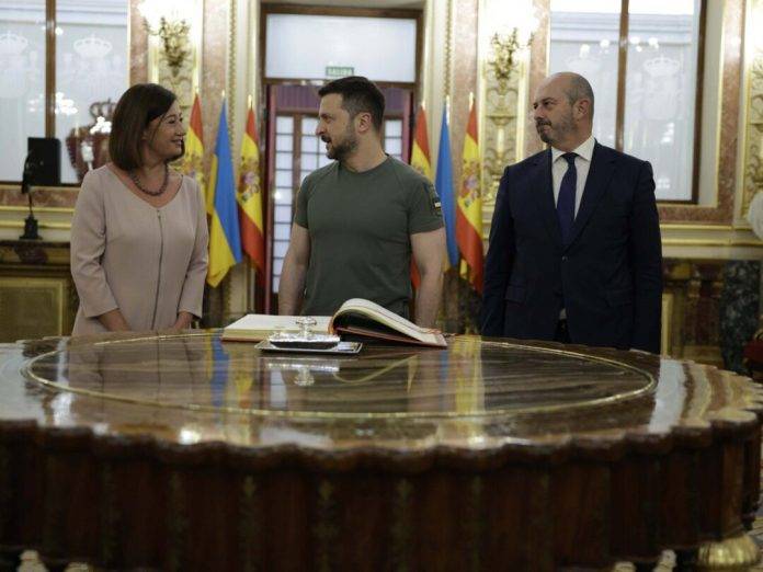 FOTOGRAFÍA. MADRID (REINO DE ESPAÑA), 27 DE MAYO DE 2024. las Cortes Generales han recibido este lunes al presidente de Ucrania, Volodímir Zelenski (c), quien se encuentra de visita oficial en España. El acto ha tenido lugar en el Congreso de los Diputados, donde el presidente de Ucrania fue recibido por la presidente del Congreso de los Diputados por el Partido Socialista, Francesca Lluc Armengol Socías (Francina Armengol) (i), y por el presidente del Senado, Pedro Manuel Rollán Ojeda (Pedro Rollán) (d), por el Partido Popular. Lasvocesdelpueblo (Ñ Pueblo)