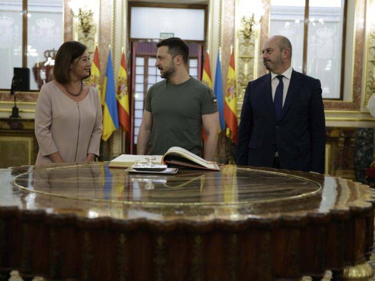 FOTOGRAFÍA. MADRID (REINO DE ESPAÑA), 27 DE MAYO DE 2024. las Cortes Generales han recibido este lunes al presidente de Ucrania, Volodímir Zelenski (c), quien se encuentra de visita oficial en España. El acto ha tenido lugar en el Congreso de los Diputados, donde el presidente de Ucrania fue recibido por la presidente del Congreso de los Diputados por el Partido Socialista, Francesca Lluc Armengol Socías (Francina Armengol) (i), y por el presidente del Senado, Pedro Manuel Rollán Ojeda (Pedro Rollán) (d), por el Partido Popular. Lasvocesdelpueblo (Ñ Pueblo)