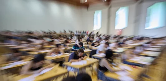 FOTOGRAFÍA. MADRID (REINO DE ESPAÑA), 16 DE MAYO DE 2024. La educación destruida. Detalle de los Estudiantes universitarios en un aula. Las diez universidades con un mejor rendimiento en indicadores como la enseñanza y la investigación son la Autónoma de Barcelona, Navarra, Autónoma de Madrid, Carlos III de Madrid y Barcelona, Pompeu Fabra, Deusto, Pontificia Comillas, Rovira i Virgili, Ramon Llull y Valencia-Estudi General. Esa es una de las conclusiones de la undécima edición de la clasificación elaborada por la Fundación Conocimiento y Desarrollo (CYD), que analiza 81 universidades y 3.407 titulaciones, que en su conjunto suponen el 91 % del sistema universitario: 48 de ellas son públicas (el 100 % de representatividad) y 33 privadas (80,5 %). Efe