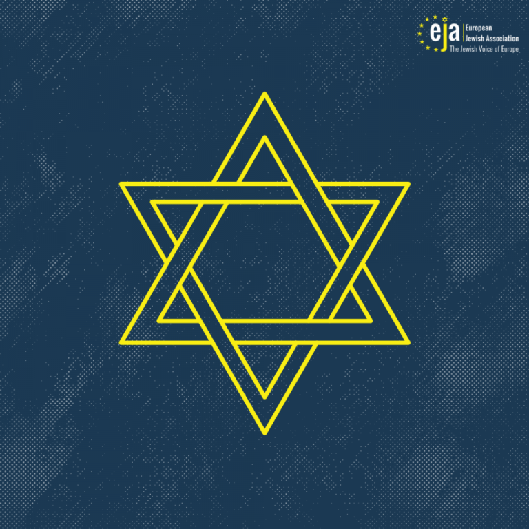 FOTOGRAFÍA. BARCELONA (REINO DE ESPAÑA, 24 DE MAYO DE 2024. AJE: Sumar (Yolanda Díaz) "se hace eco de la quema de judíos en un plan antisemita". Detalle de un logotipo de la más numerosa entidad judía del viejo continente, European Jewish Association (EJA), en español Asociación Judía Europea (AJE) que se ha registrado este viernes, 24 de mayo de 2024 tras la llamada a una aniquilación del estado de Israel perpetrada por parte de la ultra y comunista titular de la vicepresidencia segunda, ministra de Trabajo y Economía Social, miembro del Partido Comunista de España (PCE) y macho alfa de la alianza extremista electoral "Sumar", Yolanda Díaz Pérez, en una declaración institucional en su cuenta oficial en la red social X, usando banderas de la Unión Europea y del Reino de España, en apoyo a los grupos terroristas islamistas del califato islámico de Gaza (Palestina), Hamás e Yihad Islámica Palestina. "Palestina será libre desde el río Jordán hasta el mar Mediterráneo", afirma Yolanda Díaz Pérez (Sumar). Lasvocesdelpueblo (Ñ Pueblo)