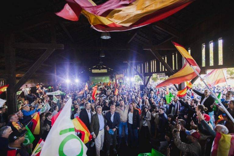 FOTOGRAFÍA. GIJÓN (REINO DE ESPAÑA), 24 DE MAYO DE 2024. VOX carga contra "estafas" del PP y "su majestad fake" Pedro Sánchez. El presidente de VOX, Santiago Abascal Conde, arropó hoy a los candidatos de su formación a las elecciones europeas del próximo domingo, 9 de junio de 2024 (9J), que lidera Jorge buxadé Villalba, seguido por el número dos Hermann Leopoldo Tertsch del Valle-Lersundi (Hermann Tertsch) y por el número tres Juan carlos Girauta Vidal, en Gijón en la apertura de una campaña en la que la formación de las clases obreras españolas concurre con más tranquilidad que nunca y más posibilidad de sumar muchos escaños, después del gran impulso de precampaña en la cumbre internacional celebrada el pasado fin de semana en el Palacio Vistalegre de Madrid. Lasvocesdelpueblo (Ñ Pueblo)