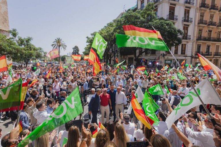 FOTOGRAFÍA. VALENCIA (REINO DE ESPAÑA), 26 DE MAYO DE 2024. Abascal y Buxadé se rodean de 3.000 personas en Valencia. Gran acto público de VOX en Valencia con el presidente de VOX y líder opositor español, Santiago Abascal Conde; el candidato de VOX al 9J, Jorge Buxadé Villalba; el número tres de VOX al Parlamento Europeo, Juan Carlos Girauta Vidal; y los dirigentes de VOX en la Comunidad Valenciana: la presidente de la Cortes Valencianas, María de los Llanos Massó Linares (Llanos Massó), el vicepresidente del Gobierno de la Generalitat Valenciana, Vicente Barrera Simó; y los diputados autonómicos en las Cortes Valencianas y en el Congreso de los Diputados, en diputaciones; los concejales y cargos orgánicos del partido d ela Resistencia y las clases obreras del Reino de España. Lasvocesdelpueblo (Ñ Pueblo)