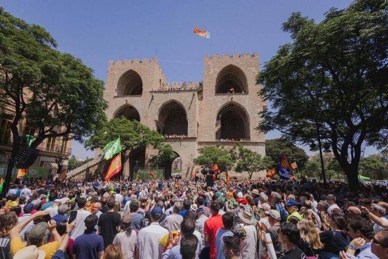 FOTOGRAFÍA. VALENCIA (REINO DE ESPAÑA), 26 DE MAYO DE 2024. Abascal denuncia la "gran estafa" del PP con la amnistía. Gran acto público de VOX en Valencia con el presidente de VOX y líder opositor español, Santiago Abascal Conde; el candidato de VOX al 9J, Jorge Buxadé Villalba; el número tres de VOX al Parlamento Europeo, Juan Carlos Girauta Vidal; y los dirigentes de VOX en la Comunidad Valenciana: la presidente de la Cortes Valencianas, María de los Llanos Massó Linares (Llanos Massó), el vicepresidente del Gobierno de la Generalitat Valenciana, Vicente Barrera Simó; y los diputados autonómicos en las Cortes Valencianas y en el Congreso de los Diputados, en diputaciones; los concejales y cargos orgánicos del partido d ela Resistencia y las clases obreras del Reino de España. Lasvocesdelpueblo (Ñ Pueblo)