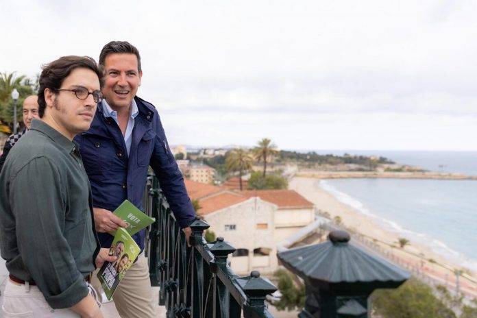 FOTOGRAFÍA. TARRAGONA (CATALUÑA) REINO DE ESPAÑA, 01 DE MAYO DE 2024. El candidato Sergio Macián: En Tarragona nos encontramos ante una encrucijada. Desde la emblemática plaza de la Fuente de Tarragona, el secretario general del Grupo Parlamentario de VOX en el Congreso de los Diputados, José María Figaredo Álvarez-Sala (José María Figaredo) (i), quien ha arropado al cabeza de lista de VOX por Tarragona al Parlament de Catalunya para los comicios del próximo 12 de mayo, Sergio Macián de Greef (d, ha subrayado la "importancia de unir esfuerzos para abordar los desafíos que enfrenta Cataluña". Lasvocesdelpueblo (Ñ Pueblo) 