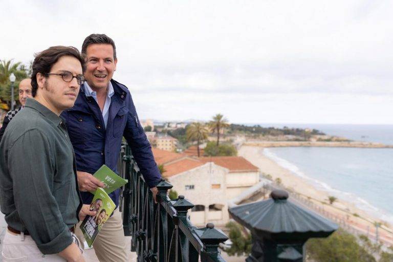 FOTOGRAFÍA. TARRAGONA (CATALUÑA) REINO DE ESPAÑA, 01 DE MAYO DE 2024. El candidato Sergio Macián: En Tarragona nos encontramos ante una encrucijada. Desde la emblemática plaza de la Fuente de Tarragona, el secretario general del Grupo Parlamentario de VOX en el Congreso de los Diputados, José María Figaredo Álvarez-Sala (José María Figaredo) (i), quien ha arropado al cabeza de lista de VOX por Tarragona al Parlament de Catalunya para los comicios del próximo 12 de mayo, Sergio Macián de Greef (d, ha subrayado la "importancia de unir esfuerzos para abordar los desafíos que enfrenta Cataluña". Lasvocesdelpueblo (Ñ Pueblo) 