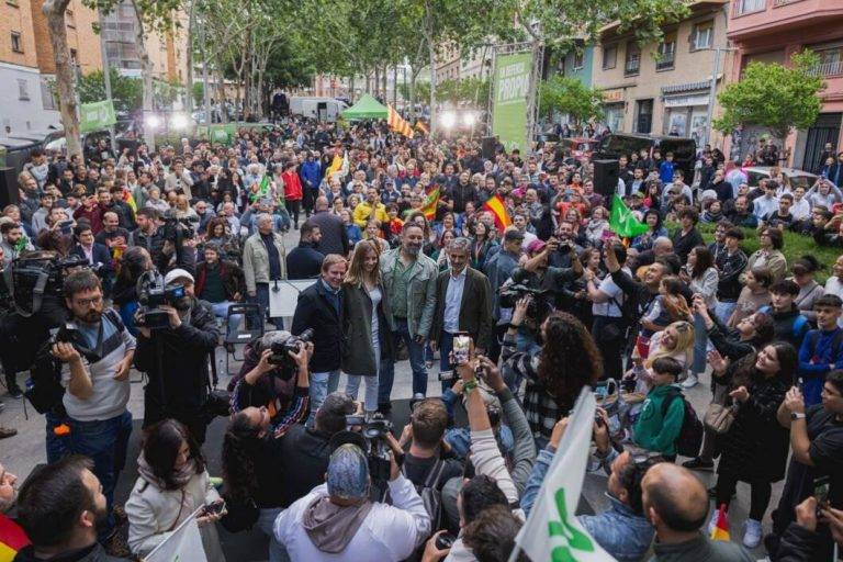 FOTOGRAFÍA. DISTRITO DE NOU BARRIS DE LA CIUDAD DE BARCELONA (CATALUÑA) REINO DE ESPAÑA, 07 DE MAYO DE 2024. El líder opositor español Abascal se rodea de multitudes de jóvenes y obreros en el bastión de VOX de Nou Barris. Santiago Abascal Conde, Abascal carga contra la herencia de los 40 años de socialismo y separatismo: "El separatismo ha contribuido a que Cataluña deje de ser Cataluña y tenga los peores problemas con la inmigración ilegal de toda España", dijo en ausencia del candidato a President del Govern de la Generalitat de Catalunya, Ignacio Garriga Vaz de Conceiçao, quien estaba preparando el debate electoral del 12M de esta noche en TV3; pero muy presentes los números 3 y 6 por Barcelona al Parlament de Catalunya, Joan Garriga Doménech y Julia Calvet Puig, respectivamente, junto al Presidente del Grupo Municipal de VOX en el Ayuntamiento de Barcelona, Gonzalo de Oro-Pulido Plaza, quienes han participado en el acto. Además, la afición antiVox se ha hecho oír pero cada vez más impotente, un grupillo de al menos 50 ultras y separatistas estuvo presente durante todo el acto haciendo ruido y vomitando su bilis de siempre. Antes del acto, ya hizo acto de presencia con pintadas de amenaza de muerte a Santiago Abascal Conde e insultos a España y a la tercera fuerza política en España, VOX. Lasvocesdelpueblo (Ñ Pueblo)