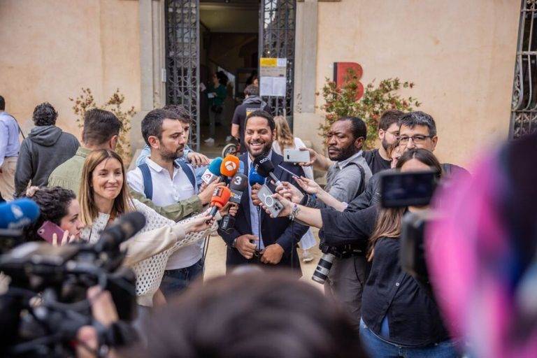 FOTOGRAFÍA. BARCELONA (REINO DE ESPAÑA), DOMINGO 12 DE MAYO DE 2024. Elecciones catalanas 12 Mayo (12M). Garriga: "Hoy es un día histórico". El candidato de Vox a President del Govern de la Generalitat de Catalunya y cabeza de lista por Barcelona al Parlament de Catalunya, Ignacio Garriga Vaz de Conceiçao (c), visiblemente ilusionado y feliz por los deberes hechos en campaña electoral y durante la legislatura, atiende la prensa en el colegio electoral del Centre Civic Villa Florida, calle Muntaner 544 (Ciudad de Barcelona), tras ejercer su derecho al voto junto a su esposa, con un embarazo muy avanzado, por lo que ambos han caminado muy lentamente hasta las puertas del colegio electoral. Como anécdota: hace 4 años, ambos fueron brutalmente atacado por grupos fascistas ultraviolentos del separatismo y feminismo en las puertas del colegio electoral cuando iban a votar. Lasvocesdelpueblo (Ñ Pueblo) 