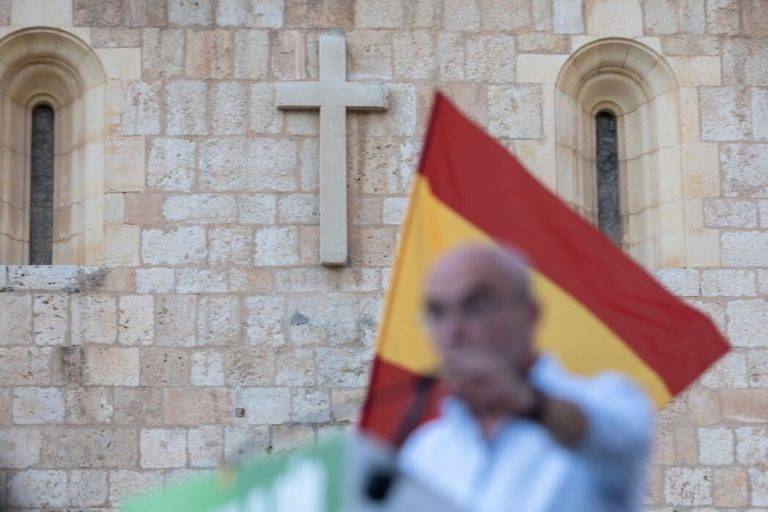 FOTOGRAFÍA. ALBACETE (CASTILLA-LA MANCHA) REINO DE ESPAÑA, 30 DE MAYO DE 2024. Buxadé sobre amnistía: "El golpe se ha consumado". El candidato de VOX a las elecciones europeas del próximo domingo, 9 de junio de 2024 (9J),   Jorge Buxadé Villalba, ha asistido a un acto de campaña del 9J en Albacete, acompañado por el Presidente de las Cortes de Castilla-La Mancha por Grupo Parlamentario VOX; teniente de alcalde en su ciudad natal de Talavera de la Reina desde 2023; portavoz de VOX en el Ayuntamiento de Talavera de la Reina (2019-2023); y quien, además, ha ocupado diversos cargos orgánicos en VOX Toledo, David Moreno Ramos; y el candidato número 7 de la lista de VOX Europa, Pedro Raúl Narro Sánchez (Pedro Narro). Lasvocesdelpueblo (Ñ Pueblo)