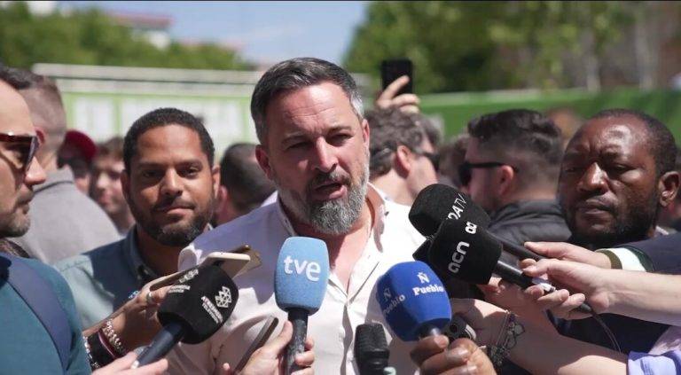 FOTOGRAFÍA. CORNELLÁ DE LLOBREGAT (BARCELONA) REINO DE ESPAÑA, 05 DE MAYO DE 2024. El presidente de VOX, Santiago Abascal Conde, concluye el fin de semana de campaña electoral en Cornellá, donde ha reunido a cientos de personas en un acto en el que han estado también, y junto al candidato al President de Govern de la Generalitat de Catalunya, Ignacio Garriga Vaz de Conceiçao, el vicepresidente de Castilla y León, Juan García Gallardo Frings, la portavoz parlamentaria de VOX en el Congreso de los Diputados, María José Rodríguez de Millán Parro (Pepa Millán) y el alcalde de Perpignan (Francia), Louis Aliot. Lasvocesdelpueblo (Ñ Pueblo)