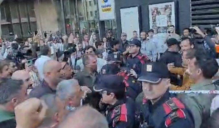 FOTOGRAFÍA. Reus (Tarragona) Reino de España, jueves 9 de mayo de 2024 (Lasvocesdelpueblo).- Ante la pasividad de los Mozos de Escuadra , bajo órdenes de Consejería de Interior, departamento separatista que procura que haya siempre un grupillo ultra fascista y neocomunista en actos electorales de VOX, Abascal interrumpe el mitin de Reus y disuelve la protesta ilegal fascista. Lasvocesdelpueblo (Ñ Pueblo)