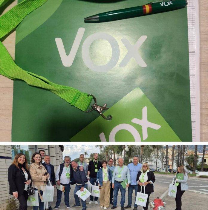 FOTOGRAFÍA. TARRAGONA (REINO DE ESPAÑA), 12 DE MAYO DE 2024. Elecciones catalanas 12 Mayo. Crece en 4.12 % la participación del 12M a las 13:00 hotas. Varios apoderados de VOX, destinados a Tarragona junto a sus compañeros Tarraconenses posan durante la jornada electoral, en defensa propia. Más de 5.000.000 de catalanes están llamados hoy a las urnas para unas elecciones en las que por primera vez VOX se afianza como partido catalan, con su candidato a President del Govern de la Generalitat de Catalunya, Ignacio Garriga Vaz de Conceiçao; además, unas elecciones regionales en las que el separatismo no espera sumar la mayoría absoluta de 68 escaños y en las que el Partit dels Socialistes de Catalunya (PSC) de Salvador Illa Roca podría ganar, pero sólo podría reeditar el tripartito con el separatismo (ERC) y zurdos ultras de los Comuns-Sumar o apoyar un Gobierno en minoría de Junts per Catalunya (JxCat) para completar el acuerdo con la derecha separatista JxCat y así evitar que su candidato Carles Puigdemont Casamajó le quita el apoyo al sanchiamo y tumba el Gobierno de Pedro Sánchez Pérez-Castejón (Partido Socialista). Lasvocesdelpueblo (Ñ Pueblo)