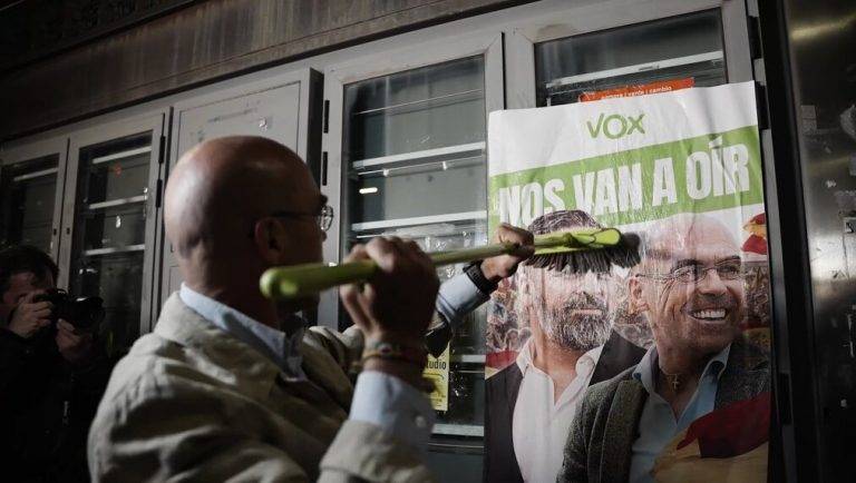 FOTOGRAFÍA. LEÓN (CASTILLA Y LEÓN) REINO DE ESPAÑA, 23 DE JUNIO DE 23 DE MAYO DE 2024. VOX arranca la campaña europa con pegada de carteles en León. Tras la tradicional pegada de carteles electorales de la Resistencia, en los que aparecen Santiago Abascal Conde -en la izquierda- junto a Jorge Buxadé Villalba -en la derecha- y el rótulo: "Nos van a oír", que es el lema de campaña electoral de VOX para estos comicios europeos del 9J, el candidato Buxadé se ha valorado la candidato de VOX al 9J ante los medios de comunicación, junto al líder de VOX en Castilla y León y vicepresidente del Gobierno autonómico de la Junta de Castilla y León, Juan García-Gallardo Frings. Lasvocesdelpueblo (Ñ Pueblo)