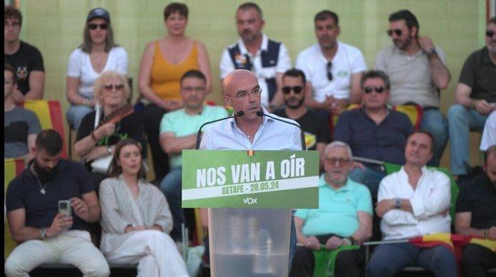 FOTOGRAFÍA. GETAFE (REINO DE ESPAÑA), 28 DE MAYO DE 2024. Buxadé: "Hay que votar a VOX para ver las caras alegres". Campaña electoral Elecciones Europeas 2024, acto público de VOX en Getafe con el cabeza de lista de la resistencia a la Eurocámara, Jorge Buxadé Villalba; la presidente y portavoz del Grupo Parlamentario de VOX en la Asamblea de la Comunidad de Madrid, Rocío Monasterio San Martín; y la candidata número 8 de la lista de VOX Europa, Marcela Reigía. Lasvocesdelpueblo (Ñ Pueblo)