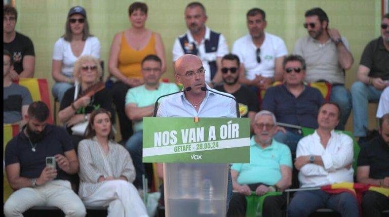 FOTOGRAFÍA. GETAFE (REINO DE ESPAÑA), 28 DE MAYO DE 2024. Buxadé: "Hay que votar a VOX para ver las caras alegres". Campaña electoral Elecciones Europeas 2024, acto público de VOX en Getafe con el cabeza de lista de la resistencia a la Eurocámara, Jorge Buxadé Villalba; la presidente y portavoz del Grupo Parlamentario de VOX en la Asamblea de la Comunidad de Madrid, Rocío Monasterio San Martín; y la candidata número 8 de la lista de VOX Europa, Marcela Reigía. Lasvocesdelpueblo (Ñ Pueblo)