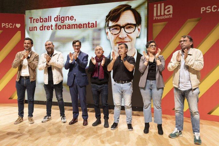 FOTOGRAFÍA. BARCELONA (REINO DE ESPAÑA), 03 DE MAYO DE 2024. Candidato y sindicalista Matías Carnero (3 d), PSC: Llorando Puigdemont huyó cagado y meado en el maletero. Encuentro del Partit dels Socialistes de Catalunya (PSC), marca del PSOE en Cataluña, con sindicatos afines, en su mayoría miembros del sindicato Unión General de Trabajadores (UGT) en Cataluña, entre ellos presidente del comité de empresa de Seat, Matías Carnero, quien ocupa el último lugar en la lista dle PSC por Barcelona al Parlament de Catalunya. El candidato del PSC/PSOE a President del Govern de la Generalitat de Catalunya, Salvador Illa Roca (2 i), dice: "Me comprometo a contar con el mundo del trabajo para mejorar los servicios públicos, la financiación y nuestro autogobierno". "El 12M, el PSC/PSOE necesitamos el apoyo, la fuerza y ​​el voto de todos los trabajadores y trabajadoras para gobernar y abrir una nueva etapa en Cataluña". Lasvocesdelpueblo (Ñ Pueblo)