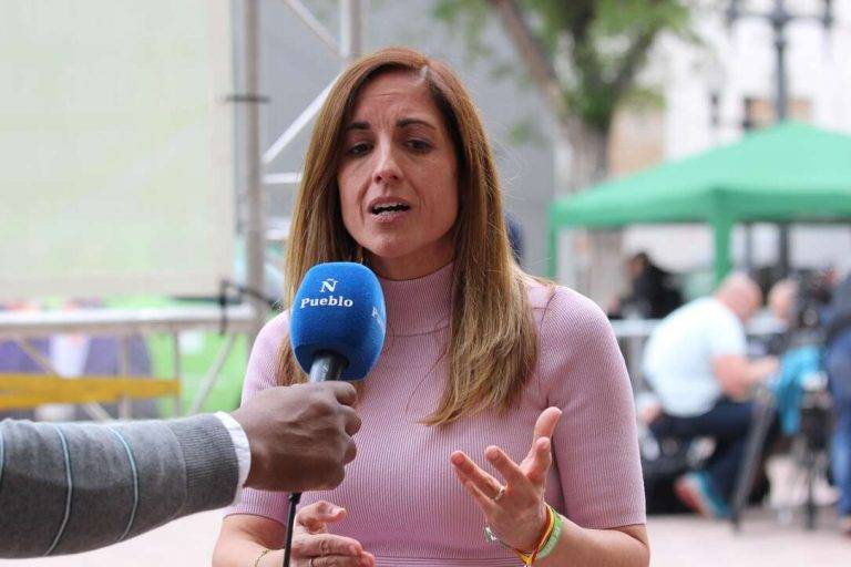 FOTOGRAFÍA. PLAZA DE LA CONSTITUCIÓN ESPAÑOLA DEL BARRIO BONAVISTA DE LA CIUDAD DE TARRAGONA (TARRAGONA) CATALUÑA (REINO DE ESPAÑA), 28 DE ABRIL DE 2024. Isabel: Tarragona puede sumar 3 diputados de VOX el 12M. Campaña Electoral Elecciones Catalanas del 12 de mayo de 2024 (12M). Isabel: Tarragona puede sumar 3 diputados de VOX el 12M, dijo la candidata número 3 de VOX por Tarragona al Parlament de Catalunya, Isabel Lorenzo Medina, hoy durante una entrevista 'flash' con Lasvocesdelpueblo, en la emblemática plaza de la Constitución española en Tarragona. Lasvocesdelpueblo (Ñ Pueblo)