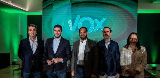 FOTOGRAFÍA. BARCELONA (REINO DE ESPAÑA), 03 DE MAYO DE 2024. El candidato de VOX a president del Govern de la Generalitat de Catalunya y secretario general del partido, Ignacio Garriga de Conceiçao (3 d), ha abierto la Jornada por la libertad lingüística, la primera en Cataluña. En esta jornada han participado el vicepresidente del Gobierno de la Comunidad autónoma de Aragón y miembro de VOX, Alejandro Nolasco Asensio; el diputado del Grupo Parlamentario de VOX en las Cortes de Aragón, David Felipe Arranz; el vicepresidente del Govern de la Generalitat Valenciana, en la Comunidad Valenciana, y miembro de VOX, Vicente Barrera Simó (i); las presidente de las Cortes Valencianas y miembro del Grupo Parlamentario de VOX, María de los Llanos Massó Linares (Llanos Massó) (d); la diputada del Grupo Parlamentario de VOX en las Cortes Valencianas, Julia María Llopis Noheda (Julia Llopis); el nuevo portavoz del Grupo Parlamentario de VOX en el Parlamento de las Islas Baleares tras las dimisiones de los 'sin rumbo', Manuela Cañadas Pinilla; el presidente del Parlamento de las Islas Baleares y miembro del Grupo Parlamentario de VOX, Gabriel Antonio Le Senne Presedo (Gabriel Le Senne) (2 d); y el diputado del Grupo Parlamentario de VOX en el Congreso de los Diputados por Islas Baleares, Jorge Campos Asensi. También, han intervenido los portavoces y representantes de entidades de la sociedad civil en Cataluña como: Asamblea para una Escuela Bilingüe (AEB), Ana Lozada Fernández; Convivencia Cívica Catalana, el abogado Ángel Escolano Rubio, quien por motivos independientes de su voluntad no ha podido llegar al acto; Docentes Libres, Carlos Silva Campañón; S'ha Acabat,Andrea Llopart Gonzalo; Estudiants pel Canvi, Fernando Villalba Albadalejo; Impulso Ciudadano, José Domingo Domingo; Acción para la Mejora de la Enseñanza Secundaria (AMES), Aixeca't (Levántate) y la Asociación por la Tolerancia, quienes, en su mayoría, han pedido públicamente al VOX que diga «no» al plan piloto del Partido Popular en las Islas Baleares. Además, el periodista, exdiputado del Parlamento Catalán por el Partido Popular y actualmente propietario y presidente del grupo de medios de comunicación Grupo Intereconomía y Toro TV, Julio Ariza Irigoyen. Lasvocesdelpueblo (Ñ Pueblo)