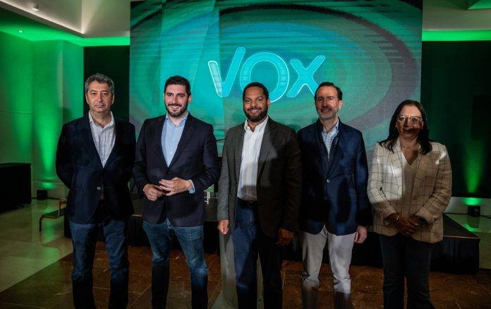 FOTOGRAFÍA. BARCELONA (REINO DE ESPAÑA), 03 DE MAYO DE 2024. El candidato de VOX a president del Govern de la Generalitat de Catalunya y secretario general del partido, Ignacio Garriga de Conceiçao (3 d), ha abierto la Jornada por la libertad lingüística, la primera en Cataluña. En esta jornada han participado el vicepresidente del Gobierno de la Comunidad autónoma de Aragón y miembro de VOX, Alejandro Nolasco Asensio; el diputado del Grupo Parlamentario de VOX en las Cortes de Aragón, David Felipe Arranz; el vicepresidente del Govern de la Generalitat Valenciana, en la Comunidad Valenciana, y miembro de VOX, Vicente Barrera Simó (i); las presidente de las Cortes Valencianas y miembro del Grupo Parlamentario de VOX, María de los Llanos Massó Linares (Llanos Massó) (d); la diputada del Grupo Parlamentario de VOX en las Cortes Valencianas, Julia María Llopis Noheda (Julia Llopis); el nuevo portavoz del Grupo Parlamentario de VOX en el Parlamento de las Islas Baleares tras las dimisiones de los 'sin rumbo', Manuela Cañadas Pinilla; el presidente del Parlamento de las Islas Baleares y miembro del Grupo Parlamentario de VOX, Gabriel Antonio Le Senne Presedo (Gabriel Le Senne) (2 d); y el diputado del Grupo Parlamentario de VOX en el Congreso de los Diputados por Islas Baleares, Jorge Campos Asensi. También, han intervenido los portavoces y representantes de entidades de la sociedad civil en Cataluña como: Asamblea para una Escuela Bilingüe (AEB), Ana Lozada Fernández; Convivencia Cívica Catalana, el abogado Ángel Escolano Rubio, quien por motivos independientes de su voluntad no ha podido llegar al acto; Docentes Libres, Carlos Silva Campañón; S'ha Acabat,Andrea Llopart Gonzalo; Estudiants pel Canvi, Fernando Villalba Albadalejo; Impulso Ciudadano, José Domingo Domingo; Acción para la Mejora de la Enseñanza Secundaria (AMES), Aixeca't (Levántate) y la Asociación por la Tolerancia, quienes, en su mayoría, han pedido públicamente al VOX que diga «no» al plan piloto del Partido Popular en las Islas Baleares. Además, el periodista, exdiputado del Parlamento Catalán por el Partido Popular y actualmente propietario y presidente del grupo de medios de comunicación Grupo Intereconomía y Toro TV, Julio Ariza Irigoyen. Lasvocesdelpueblo (Ñ Pueblo)