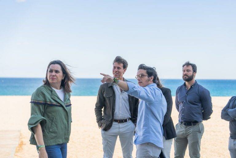 FOTOGRAFÍA. PLATJA D'ARO (GERONA), 08 DE MAYO DE 2024. El diputado de VOX por Asturias al Congreso de los Diputados y secretario general del Grupo VOX, José María Figaredo Álvarez-Sala (José María Figaredo) (primer plano), ha acompañado hoy al candidato de su partido por la provincia de Gerona al Parlament de Catalunya para los comicios del próximo domingo, 12 de mayo, Alberto Tarradas Peneque (2 i), en un paseo por la localidad costera de Platja d'Aro, en la comarca del bajo-ampurdanés de Castell, donde han sido recibidos por la portavoz del Grupo Municipal de VOX en el ayuntamiento y candidata número 3 de la lista por Gerona al Parlament de Catalunya, Sandra Moya Bolivar (i), y el coordinador local de VOX en Platja d'Aro, Raúl Chillarón Murciano. Lasvocesdelpueblo (Ñ Pueblo)