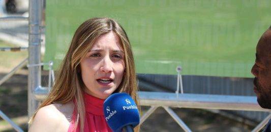 CORNELLÁ DE LLOBREGAT (BARCELONA), 05 DE MAYO DE 2024. Júlia: Los jóvenes debemos votar a Vox porque es futuro y esperanza. La joven política catalana, candidata número 6 por Barcelona al Parlament de Catalunya, Júlia Calvet Puig, durante una entrevista flash con el diario digital Lasvocesdelpueblo este mediodía en plaza Europa de Cornellá de Llobregat (Barcelona), tras el gran acto de campaña de su partido para las elecciones catalanas del próximo domingo, 12 de mayo de 2024. Lasvocesdelpueblo (Ñ Pueblo)