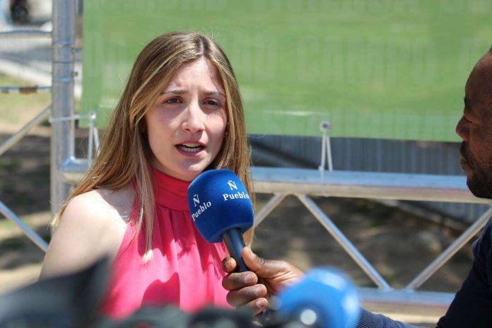 CORNELLÁ DE LLOBREGAT (BARCELONA), 05 DE MAYO DE 2024. Júlia: Los jóvenes debemos votar a Vox porque es futuro y esperanza. La joven política catalana, candidata número 6 por Barcelona al Parlament de Catalunya, Júlia Calvet Puig, durante una entrevista flash con el diario digital Lasvocesdelpueblo este mediodía en plaza Europa de Cornellá de Llobregat (Barcelona), tras el gran acto de campaña de su partido para las elecciones catalanas del próximo domingo, 12 de mayo de 2024. Lasvocesdelpueblo (Ñ Pueblo)