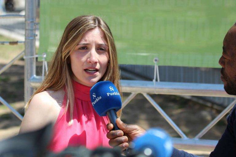 CORNELLÁ DE LLOBREGAT (BARCELONA), 05 DE MAYO DE 2024. Júlia: Los jóvenes debemos votar a Vox porque es futuro y esperanza. La joven política catalana, candidata número 6 por Barcelona al Parlament de Catalunya, Júlia Calvet Puig, durante una entrevista flash con el diario digital Lasvocesdelpueblo este mediodía en plaza Europa de Cornellá de Llobregat (Barcelona), tras el gran acto de campaña de su partido para las elecciones catalanas del próximo domingo, 12 de mayo de 2024. Lasvocesdelpueblo (Ñ Pueblo)