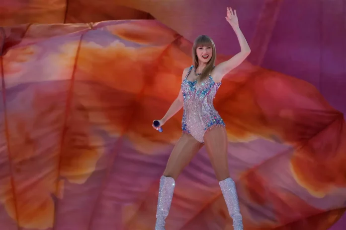 La cantante, compositora, productora discográfica, directora, actriz y empresaria estadounidense, Taylor Alison Swift, Santiago Bernabéu, Madrid, amor eterno para Madrid, (1) FOTOGRAFÍA. MADRID (REINO DE ESPAÑA, 29 DE MAYO DE 2024. Taylor Alison Swift declara su amor eterno a Madrid. La cantante, compositora, productora discográfica, directora, actriz y empresaria estadounidense, Taylor Alison Swift, actúa en el escenario con motivo de su concierto 'The Eras Tour' en el estadio Santiago Bernabéu de Madrid, España, el 29 de mayo de 2024. Efe