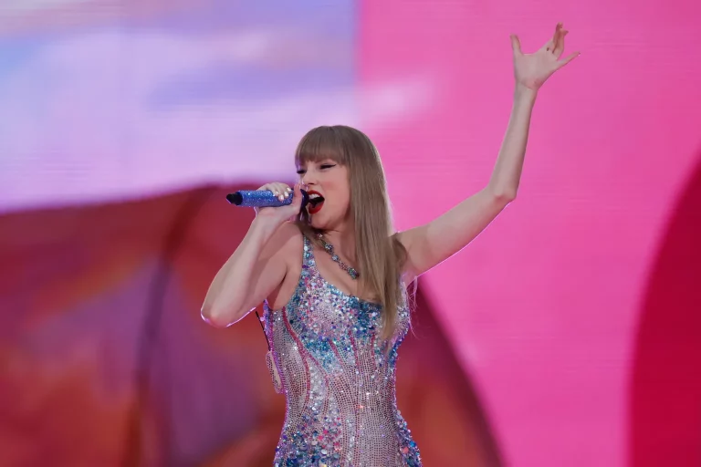 FOTOGRAFÍA.MADRID (REINO DE ESPAÑA), 29 DE MAYO DE 2024. La cantante y compositora estadounidense Taylor Swift en un momento del concierto ofrecido este miércoles en el estadio Santiago Bernabéu de Madrid. Efe