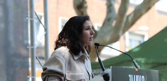 FOTOGRAFÍA. BARRIADA SANT EULÀLIA DE HOSPITALET DE LLOBREGAT (BARCELONA) CATALUÑA (REINO DE ESPAÑA), 01 DE MAYO DE 2024. Rocío critica el "show" de la "casta" UGT y CCOO con la ministra. Acto Primero de Mayo 2024 del sindicato para la Defensa de los Trabajadores de España Solidaridad y el partido de los obreros españoles VOX. Desde la formación de la clase trabajadora y obrera de España, han movilizado un potencial importante de las caras visibles del proyecto verde para acompañar a los obreros catalanes y los del resto de España —liderados por el secretario general del sindicato Solidaridad, Rodrigo Alonso Fernández- este mediodía en Participará, en plaza Pius XII de la barriada Santa Eulàlia —situada cerca de la escuela Centro Escolar Santa Eulalia y del mercado Mercat de Santa Eulàlia—; concretamente, a la diputada por Almería al Congreso de los Diputados, Rocío de Meer Méndez (en la imagen), al jefe de la delegación de VOX en la Eurocámara y candidato del Partido para las elecciones europeas del próximo 6 y 9 de junio de 2024, Jorge Buxadé Villalba, y al candidato a president del Govern de la Generalitat de Catalunya y secretario general de VOX, Ignacio Garriga Vaz de Conceiçao, quien ha clausurado el acto reivindicativo. Lasvocesdelpueblo (Ñ Pueblo)