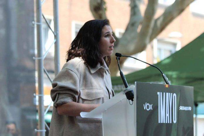 Los obreros catalanes arropan al candidato Garriga en Hospitalet, 1 mayo 2024, día internacional de los trabajadores, Primero de Mayo (1) FOTOGRAFÍA. BARRIADA SANT EULÀLIA DE HOSPITALET DE LLOBREGAT (BARCELONA) CATALUÑA (REINO DE ESPAÑA), 01 DE MAYO DE 2024. Rocío critica el "show" de la "casta" UGT y CCOO con la ministra. Acto Primero de Mayo 2024 del sindicato para la Defensa de los Trabajadores de España Solidaridad y el partido de los obreros españoles VOX. Desde la formación de la clase trabajadora y obrera de España, han movilizado un potencial importante de las caras visibles del proyecto verde para acompañar a los obreros catalanes y los del resto de España —liderados por el secretario general del sindicato Solidaridad, Rodrigo Alonso Fernández- este mediodía en Participará, en plaza Pius XII de la barriada Santa Eulàlia —situada cerca de la escuela Centro Escolar Santa Eulalia y del mercado Mercat de Santa Eulàlia—; concretamente, a la diputada por Almería al Congreso de los Diputados, Rocío de Meer Méndez (en la imagen), al jefe de la delegación de VOX en la Eurocámara y candidato del Partido para las elecciones europeas del próximo 6 y 9 de junio de 2024, Jorge Buxadé Villalba, y al candidato a president del Govern de la Generalitat de Catalunya y secretario general de VOX, Ignacio Garriga Vaz de Conceiçao, quien ha clausurado el acto reivindicativo. Lasvocesdelpueblo (Ñ Pueblo)