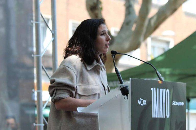 FOTOGRAFÍA. BARRIADA SANT EULÀLIA DE HOSPITALET DE LLOBREGAT (BARCELONA) CATALUÑA (REINO DE ESPAÑA), 01 DE MAYO DE 2024. Rocío critica el "show" de la "casta" UGT y CCOO con la ministra. Acto Primero de Mayo 2024 del sindicato para la Defensa de los Trabajadores de España Solidaridad y el partido de los obreros españoles VOX. Desde la formación de la clase trabajadora y obrera de España, han movilizado un potencial importante de las caras visibles del proyecto verde para acompañar a los obreros catalanes y los del resto de España —liderados por el secretario general del sindicato Solidaridad, Rodrigo Alonso Fernández- este mediodía en Participará, en plaza Pius XII de la barriada Santa Eulàlia —situada cerca de la escuela Centro Escolar Santa Eulalia y del mercado Mercat de Santa Eulàlia—; concretamente, a la diputada por Almería al Congreso de los Diputados, Rocío de Meer Méndez (en la imagen), al jefe de la delegación de VOX en la Eurocámara y candidato del Partido para las elecciones europeas del próximo 6 y 9 de junio de 2024, Jorge Buxadé Villalba, y al candidato a president del Govern de la Generalitat de Catalunya y secretario general de VOX, Ignacio Garriga Vaz de Conceiçao, quien ha clausurado el acto reivindicativo. Lasvocesdelpueblo (Ñ Pueblo)