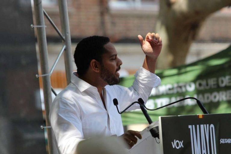 FOTOGRAFÍA. BARRIADA SANT EULÀLIA DE HOSPITALET DE LLOBREGAT (BARCELONA) CATALUÑA (REINO DE ESPAÑA), 01 DE MAYO DE 2024. Garriga pide desbordar las urnas el 12M con papeletas de Vox por amor a España y Cataluña. Acto Primero de Mayo 2024 del sindicato para la Defensa de los Trabajadores de España Solidaridad y el partido de los obreros españoles VOX. Desde la formación de la clase trabajadora y obrera de España, han movilizado un potencial importante de las caras visibles del proyecto verde para acompañar a los obreros catalanes y los del resto de España —liderados por el secretario general del sindicato Solidaridad, Rodrigo Alonso Fernández- este mediodía en Participará, en plaza Pius XII de la barriada Santa Eulàlia —situada cerca de la escuela Centro Escolar Santa Eulalia y del mercado Mercat de Santa Eulàlia—; concretamente, a la diputada por Almería al Congreso de los Diputados, Rocío de Meer Méndez, al jefe de la delegación de VOX en la Eurocámara y candidato del Partido para las elecciones europeas del próximo 6 y 9 de junio de 2024, Jorge Buxadé Villalba, y al candidato a president del Govern de la Generalitat de Catalunya y secretario general de VOX, Ignacio Garriga Vaz de Conceiçao (en la imagen), quien ha clausurado el acto reivindicativo. Lasvocesdelpueblo (Ñ Pueblo)