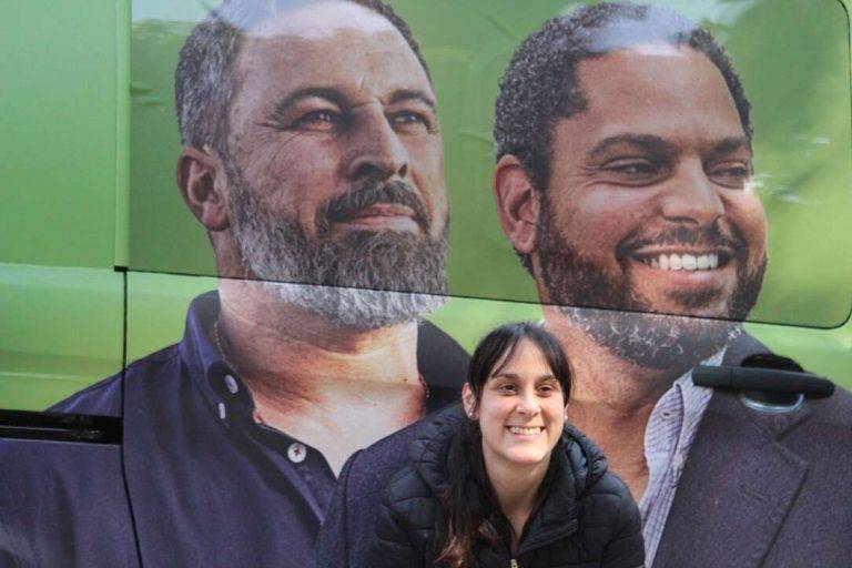 FOTOGRAFÍA. BARRIADA SANT EULÀLIA DE HOSPITALET DE LLOBREGAT (BARCELONA) CATALUÑA (REINO DE ESPAÑA), 01 DE MAYO DE 2024. Acto Primero de Mayo 2024 del sindicato para la Defensa de los Trabajadores de España Solidaridad y el partido de los obreros españoles VOX. Desde la formación de la clase trabajadora y obrera de España, han movilizado un potencial importante de las caras visibles del proyecto verde para acompañar a los obreros catalanes y los del resto de España —liderados por el secretario general del sindicato Solidaridad, Rodrigo Alonso Fernández- este mediodía en Participará, en plaza Pius XII de la barriada Santa Eulàlia —situada cerca de la escuela Centro Escolar Santa Eulalia y del mercado Mercat de Santa Eulàlia—; concretamente, a la diputada por Almería al Congreso de los Diputados, Rocío de Meer Méndez, al jefe de la delegación de VOX en la Eurocámara y candidato del Partido para las elecciones europeas del próximo 6 y 9 de junio de 2024, Jorge Buxadé Villalba, y al candidato a president del Govern de la Generalitat de Catalunya y secretario general de VOX, Ignacio Garriga Vaz de Conceiçao, quien ha clausurado el acto reivindicativo. Lasvocesdelpueblo (Ñ Pueblo)
