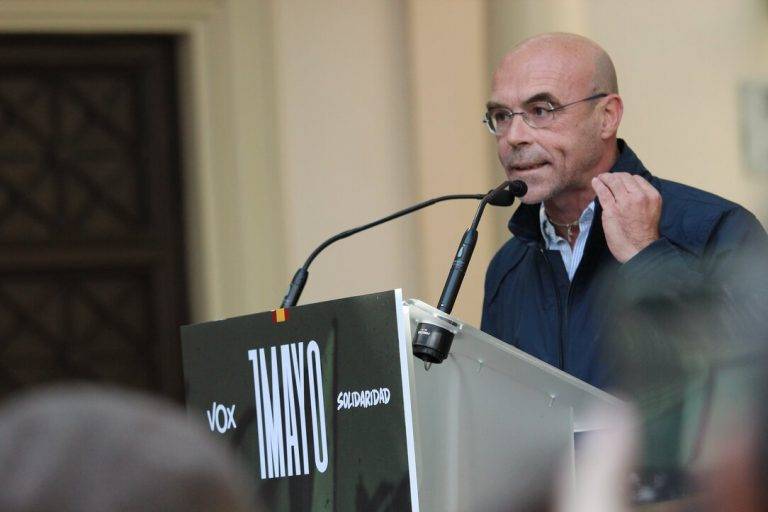 FOTOGRAFÍA. BARRIADA SANT EULÀLIA DE HOSPITALET DE LLOBREGAT (BARCELONA) CATALUÑA (REINO DE ESPAÑA), 01 DE MAYO DE 2024. Buxadé: El PP será cooperador necesario de Ley de Amnistía. VOX crece en 8 escaños a las elecciones europeas, paseando del 6,2 % de 2019 al 11,9 % en 2024. Buxadé: "El futuro nos pertenece". Acto Primero de Mayo 2024 del sindicato para la Defensa de los Trabajadores de España Solidaridad y el partido de los obreros españoles VOX. Desde la formación de la clase trabajadora y obrera de España, han movilizado un potencial importante de las caras visibles del proyecto verde para acompañar a los obreros catalanes y los del resto de España —liderados por el secretario general del sindicato Solidaridad, Rodrigo Alonso Fernández- este mediodía en Participará, en plaza Pius XII de la barriada Santa Eulàlia —situada cerca de la escuela Centro Escolar Santa Eulalia y del mercado Mercat de Santa Eulàlia—; concretamente, a la diputada por Almería al Congreso de los Diputados, Rocío de Meer Méndez, al jefe de la delegación de VOX en la Eurocámara y candidato del Partido para las elecciones europeas del próximo 6 y 9 de junio de 2024, Jorge Buxadé Villalba (en la imagen), y al candidato a president del Govern de la Generalitat de Catalunya y secretario general de VOX, Ignacio Garriga Vaz de Conceiçao, quien ha clausurado el acto reivindicativo. Lasvocesdelpueblo (Ñ Pueblo)