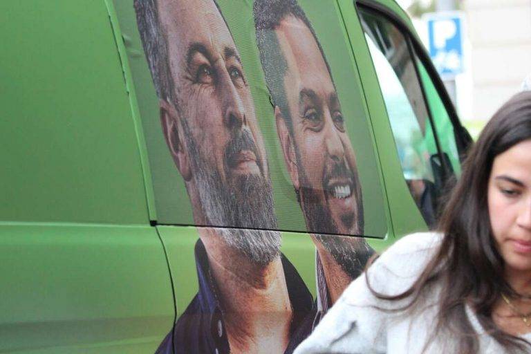FOTOGRAFÍA. MATARÓ (BARCELONA) CATALUÑA (REINO DE ESPAÑA, 30 DE ABRIL DE 2024. Mataró llama a llenar las urnas de papeletas VOX el 12M. El candidato de VOX al President del Govern de la Generalitat de Catalunya y cabeza de lista de este partido por Barcelona al Parlament de Catalunya, Ignacio Garriga Vaz de Conceiçao, junto a sus número dos, María Elisa García Fuster, y su número 5, Mónica Lora Cisquer, ha participado este martes en un acto de campaña electoral, en defensa propia para que Cataluña vuelve a ser Cataluña. También estuvieron presentes los candidatos por Barcelona al Parlament de Catalunya y diputados regionales Andrés Bello Sanz y Manuel Jesús Acosta Elías (Manuel Acosta); además, la candidata número 6 de la lista por Barcelona al 12M, Júlia Calvet Puig; el diputado provincial, Jordi Albert de la Fuente Miró (Jordi de la Fuente); los concejales del Grupo Municipal de Mataró: Judith Cortés Cortés, Mónica Lora Cisquer, José Casado Ortega y Erik Iniesta Aragón; además de los de Viladecans, Marina Ferrer Sánchez, Josling Efigenia Montilva Peralta y Alberto Delgado Sánchez ; junto al portavoz municipal de Cornellá de llobregat, Iván Cánovas Casanova, entre otros. Lasvocesdelpueblo (Ñ Pueblo) 
