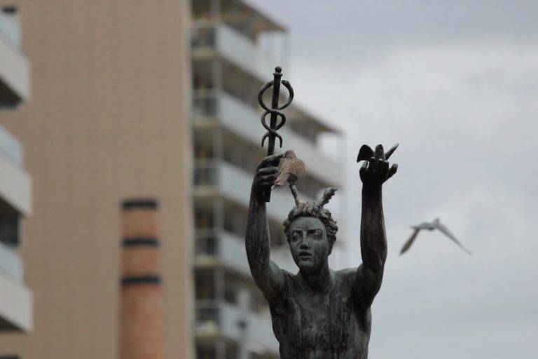 FOTOGRAFÍA. MATARÓ (BARCELONA) CATALUÑA (REINO DE ESPAÑA, 30 DE ABRIL DE 2024. Precipitaciones intermitentes casi generalizadas en España. Mataró llama a llenar las urnas de papeletas VOX el 12M. El candidato de VOX al President del Govern de la Generalitat de Catalunya y cabeza de lista de este partido por Barcelona al Parlament de Catalunya, Ignacio Garriga Vaz de Conceiçao, junto a sus número dos, María Elisa García Fuster, y su número 5, Mónica Lora Cisquer, ha participado este martes en un acto de campaña electoral, en defensa propia para que Cataluña vuelve a ser Cataluña. También estuvieron presentes los candidatos por Barcelona al Parlament de Catalunya y diputados regionales Andrés Bello Sanz y Manuel Jesús Acosta Elías (Manuel Acosta); además, la candidata número 6 de la lista por Barcelona al 12M, Júlia Calvet Puig; el diputado provincial, Jordi Albert de la Fuente Miró (Jordi de la Fuente); los concejales del Grupo Municipal de Mataró: Judith Cortés Cortés, Mónica Lora Cisquer, José Casado Ortega y Erik Iniesta Aragón; además de los de Viladecans, Marina Ferrer Sánchez, Josling Efigenia Montilva Peralta y Alberto Delgado Sánchez ; junto al portavoz municipal de Cornellá de llobregat, Iván Cánovas Casanova, entre otros. Lasvocesdelpueblo (Ñ Pueblo) 