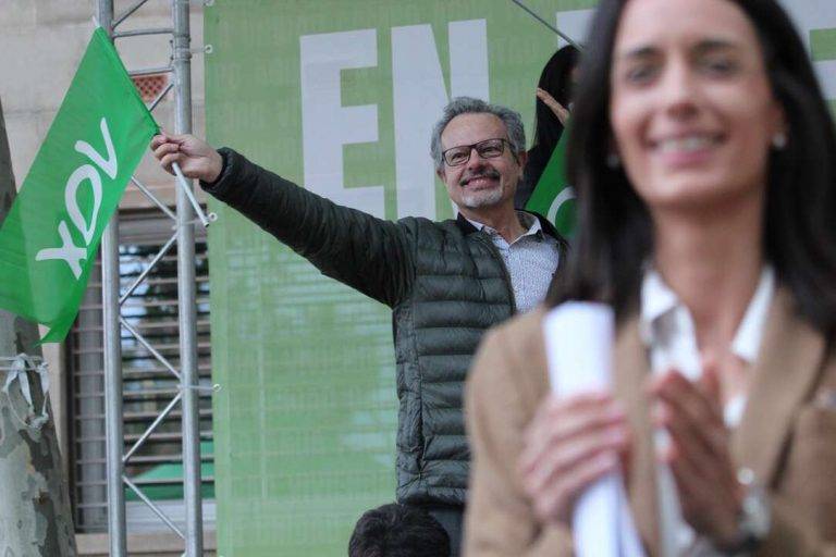 FOTOGRAFÍA. MATARÓ (BARCELONA) CATALUÑA (REINO DE ESPAÑA, 30 DE ABRIL DE 2024. Mataró llama a llenar las urnas de papeletas VOX el 12M. El candidato de VOX al President del Govern de la Generalitat de Catalunya y cabeza de lista de este partido por Barcelona al Parlament de Catalunya, Ignacio Garriga Vaz de Conceiçao, junto a sus número dos, María Elisa García Fuster, y su número 5, Mónica Lora Cisquer (en la imagen), ha participado este martes en un acto de campaña electoral, en defensa propia para que Cataluña vuelve a ser Cataluña. También estuvieron presentes los candidatos por Barcelona al Parlament de Catalunya y diputados regionales Andrés Bello Sanz y Manuel Jesús Acosta Elías (Manuel Acosta); además, la candidata número 6 de la lista por Barcelona al 12M, Júlia Calvet Puig; el diputado provincial, Jordi Albert de la Fuente Miró (Jordi de la Fuente); los concejales del Grupo Municipal de Mataró: Judith Cortés Cortés, Mónica Lora Cisquer, José Casado Ortega y Erik Iniesta Aragón; además de los de Viladecans, Marina Ferrer Sánchez, Josling Efigenia Montilva Peralta y Alberto Delgado Sánchez ; junto al portavoz municipal de Cornellá de llobregat, Iván Cánovas Casanova, entre otros. Lasvocesdelpueblo (Ñ Pueblo) 