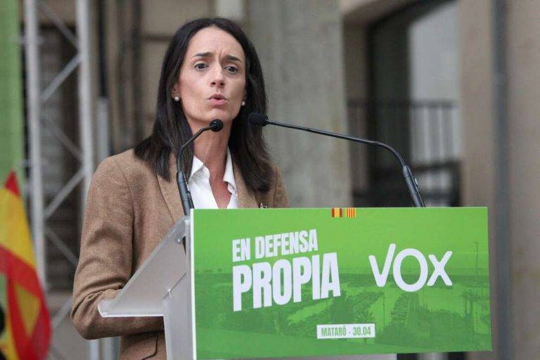 FOTOGRAFÍA. MATARÓ (BARCELONA) CATALUÑA (REINO DE ESPAÑA, 30 DE ABRIL DE 2024. Mataró llama a llenar las urnas de papeletas VOX el 12M. El candidato de VOX al President del Govern de la Generalitat de Catalunya y cabeza de lista de este partido por Barcelona al Parlament de Catalunya, Ignacio Garriga Vaz de Conceiçao, junto a sus número dos, María Elisa García Fuster, y su número 5, Mónica Lora Cisquer (en la imagen), ha participado este martes en un acto de campaña electoral, en defensa propia para que Cataluña vuelve a ser Cataluña. También estuvieron presentes los candidatos por Barcelona al Parlament de Catalunya y diputados regionales Andrés Bello Sanz y Manuel Jesús Acosta Elías (Manuel Acosta); además, la candidata número 6 de la lista por Barcelona al 12M, Júlia Calvet Puig; el diputado provincial, Jordi Albert de la Fuente Miró (Jordi de la Fuente); los concejales del Grupo Municipal de Mataró: Judith Cortés Cortés, Mónica Lora Cisquer, José Casado Ortega y Erik Iniesta Aragón; además de los de Viladecans, Marina Ferrer Sánchez, Josling Efigenia Montilva Peralta y Alberto Delgado Sánchez ; junto al portavoz municipal de Cornellá de llobregat, Iván Cánovas Casanova, entre otros. Lasvocesdelpueblo (Ñ Pueblo) 