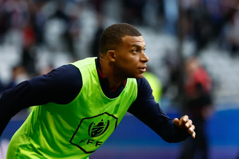 FOTOGRAFÍA. PARÍS (FRANCIA), ENERO DE 2024. Real Madrid confirma el fichaje de Kylian Mbappé. etalle de Kylian Mbappé (París, Francia; 20/12/1998) es nuevo jugador del Real Madrid. Llega al campeón de Europa una estrella mundial, que a sus 25 años acaba de firmar su temporada más goleadora con el París Saint-Germain (44 tantos) y ha sido pichichi de la Liga francesa por sexta edición consecutiva (27 goles). Efe.