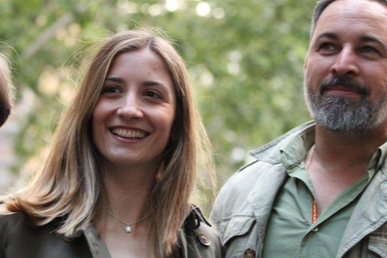 FOTOGRAFÍA. DISTRITO DE NOU BARRIS DE LA CIUDAD DE BARCELONA (CATALUÑA) REINO DE ESPAÑA, 07 DE MAYO DE 2024. El líder opositor español Abascal se rodea de multitudes de jóvenes y obreros en el bastión de VOX de Nou Barris. Santiago Abascal Conde, carga contra la herencia de los 40 años de socialismo y separatismo: "El separatismo ha contribuido a que Cataluña deje de ser Cataluña y tenga los peores problemas con la inmigración ilegal de toda España". En el mitin también han intervenido los candidatos número 3 y 6 de VOX por Barcelona al parlamento de Cataluña, Joan Garriga Doménech y Julia Calvet Puig -respectivamente- y el presidente del Grupo Municipal de de VOX en el Ayuntamiento de Barcelona, Gonzalo de Oro-Pulido Plaza.. Lasvocesdelpueblo (Ñ Pueblo)