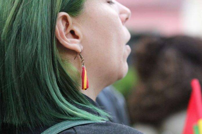 FOTOGRAFÍA. DISTRITO DE NOU BARRIS DE LA CIUDAD DE BARCELONA (CATALUÑA) REINO DE ESPAÑA, 07 DE MAYO DE 2024. Fotos de Nou Barris en defensa propia. El líder opositor español Abascal se rodea de multitudes de jóvenes y obreros en el bastión de VOX de Nou Barris. Santiago Abascal Conde, carga contra la herencia de los 40 años de socialismo y separatismo: "El separatismo ha contribuido a que Cataluña deje de ser Cataluña y tenga los peores problemas con la inmigración ilegal de toda España". En el mitin también han intervenido los candidatos número 3 y 6 de VOX por Barcelona al parlamento de Cataluña, Joan Garriga Doménech y Julia Calvet Puig -respectivamente- y el presidente del Grupo Municipal de de VOX en el Ayuntamiento de Barcelona, Gonzalo de Oro-Pulido Plaza. Lasvocesdelpueblo (Ñ Pueblo)