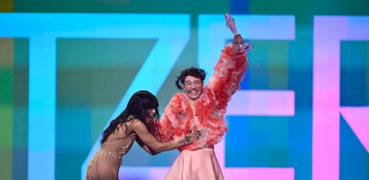 FOTOGRAFÍA. MALMÖ (SUIZA), 11 DE MAYO DE 2024. El tema "The Code" de Nemo para Suiza gana Eurovisión 2024. El cantante suizo Nemo celebra tras ganar Eurovisión 2024, este 11 de mayo de 2024, en Malmö, Suecia. Efe