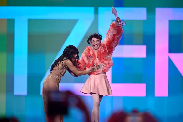 FOTOGRAFÍA. MALMÖ (SUIZA), 11 DE MAYO DE 2024. El tema "The Code" de Nemo para Suiza gana Eurovisión 2024. El cantante suizo Nemo celebra tras ganar Eurovisión 2024, este 11 de mayo de 2024, en Malmö, Suecia. Efe