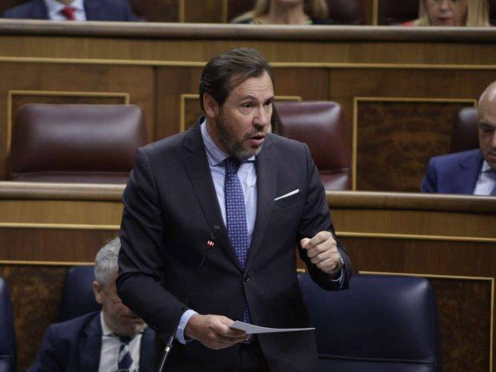 FOTOGRAFÍA. MADRID (REINO DE ESPAÑA), 29 DE MAYO DE 2024. Anticorrupción pide imputar a altos cargos de Óscar Puente. Sesión Plenaria 29 de mayo (II) de la cámara baja del Reino de España. En la imagen, el ministro de Transportes del régimen sanchsita de España, Óscar Puente Santiago, durante su intervención. El Pleno del Congreso acoge este miércoles la sesión de control al Gobierno de coalición comunista de España, entre PSOE y Sumar apoyado en separatistas y filoterroristas que presidente Pedro Sánchez Pérez-Castejón, con las correspondientes preguntas a los miembros del Ejecutivo. Los diputados formulan las preguntas orales y las interpelaciones urgentes a miembros del Ejecutivo, de acuerdo con la Resolución de la Presidencia de la Cámara que organiza dichas sesiones, reguladas en el artículo 188 del Reglamento. Lasvocesdelpueblo ( Ñ Pueblo)