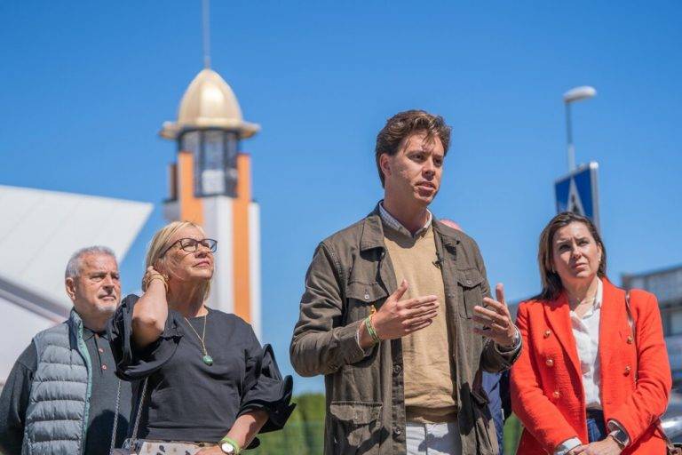FOTOGRAFÍA. PALAFRUGELL (GERONA), 03 DE MAYO DE 2024. Elecciones catalanas 12 Mayo| Candidato Tarradas: "Cataluña es la región más islamizada de toda España". Delante de la mezquita al-Ummah de Palafrugell (Gerona) y con un fuerte dispositivo de seguridad de Mossos de Esquadra y Policía Local, el candidato de VOX por Gerona al Parlament de Catalunya para los comicios del 12 de mayo, Alberto Tarradas Peneque, junto a la número 3 de la lista por Gerona y portavoz del Grupo Municipal en el Ayuntamiento de Castell d'Aro - Platja d'Aro i S'Agaró (Gerona), Sandra Moya Bolivar, ha alertado esta mañana de la "amenaza" que supone que "Cataluña sea la región más islamizada de toda España". Lasvocesdelpueblo (Ñ Pueblo)