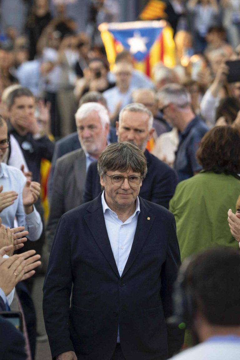 FOTOGRAFÍA. ELNA (FRANCIA), 10 DE MAYO DE 2024. Puigdemont: Hui para prepararnos a volver y vuelvo el domingo 12M. El prófugo de la Justicia española, golpista líder de la derechista cobarde Junts per Catalunya (JxCat), candidato de esta organización al presidente de la Generalitat de Catalunya del que huyó en 2017 en un maletero de un taxi tras golpear la democracia española desde Cataluña, Carles Puigdemont Casamajó, durante el acto final de campaña de JxCat, este viernes en Elna (Francia), por no querer hacerlo en España donde al pisar el suelo español, desde Cataluña será detenido. Efe